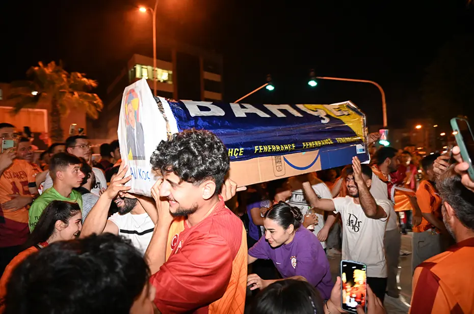 Galatasaraylı taraftarların şampiyonluk ve 5. yıldız kutlamalarından unutulmaz fotoğraflar - 44 Galatasaraylı taraftarların şampiyonluk ve 5. yıldız kutlamalarından unutulmaz fotoğraflar - 44