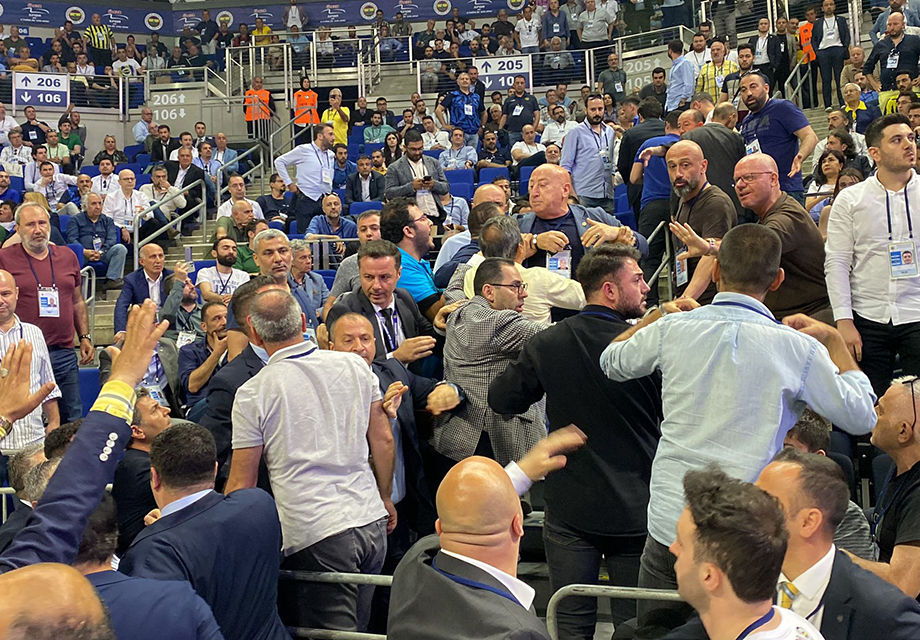 Fenerbahçe Olağan Mali Genel Kurulu'nda gerginlik