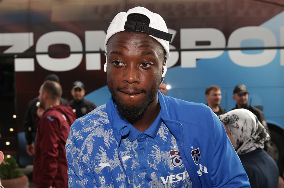 Trabzonspor, Fenerbahçe maçı için İstanbul'a gitti