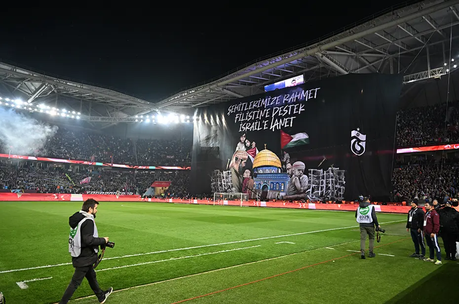 Trabzonspor - Fenerbahçe maçında Filistin'e destek pankartı - 2 Trabzonspor - Fenerbahçe maçında Filistin'e destek pankartı - 2