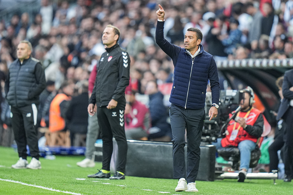 Van Bronckhorst'tan operasyon: Gönderilecekler listesini hazırlıyor