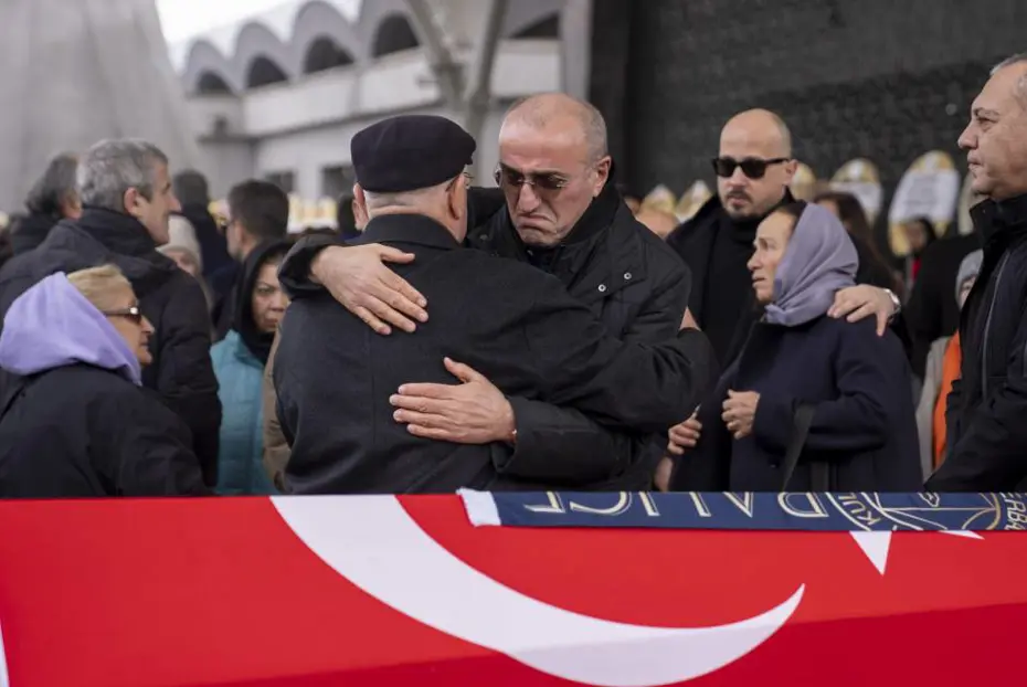 Kartalkaya’daki felakette hayatını kaybeden Fenerbahçeli yüzücü Vedia Nil Apak ve annesi Ferda Apak, toprağa verildi - 4