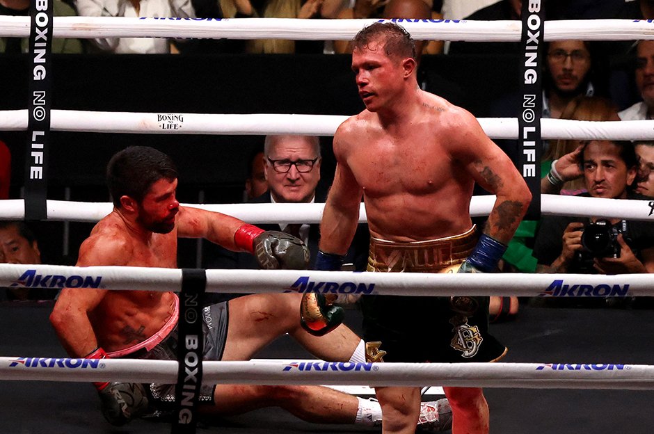 Rakibini 12 rauntta deviren 'Canelo' unvanını korudu