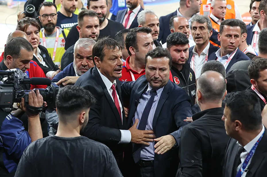 Anadolu Efes - Fenerbahçe maçının ardından ortalık karıştı - 2