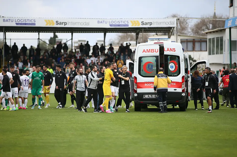 1. Lig'de olaylı maç: Hocalar ve kaptanlar oyundan atıldı - 6 1. Lig'de olaylı maç: Hocalar ve kaptanlar oyundan atıldı - 6