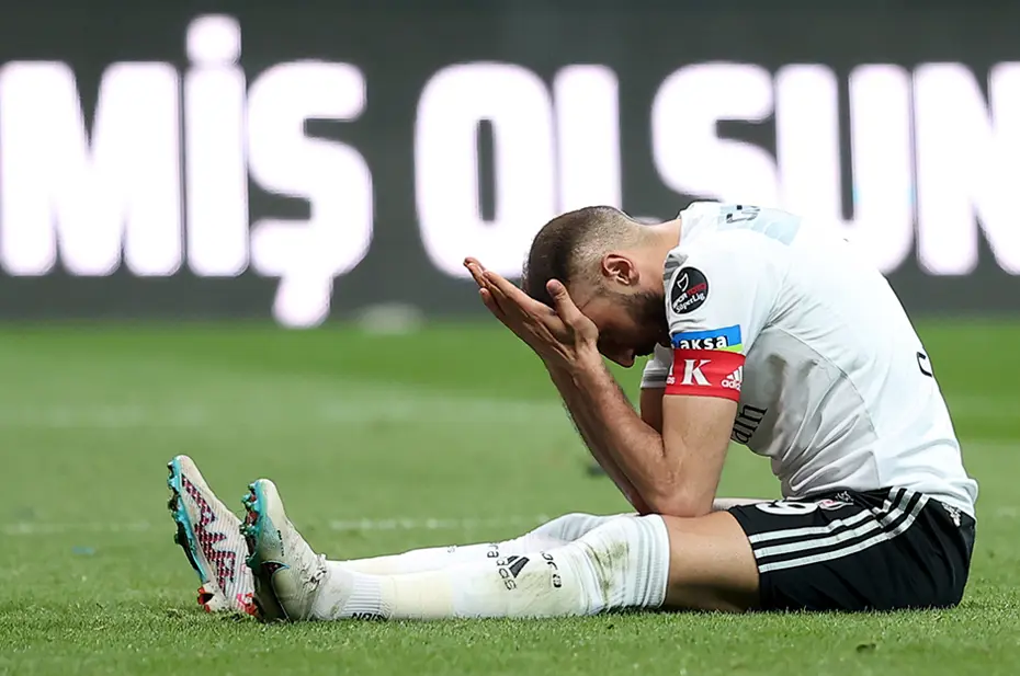 "Kimseye söylemeden, gizlice futbolu bırakmış gibi" - Spor yazarları Beşiktaş için ne dedi? - 9