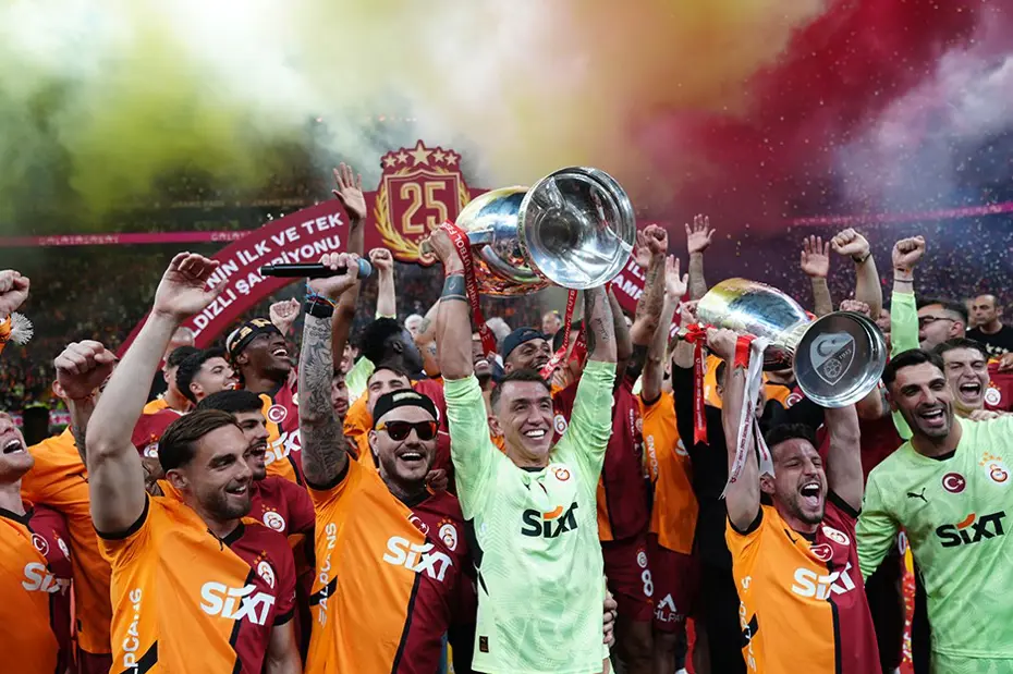 Galatasaray şampiyonluğu taraftarlarıyla kutladı - 13