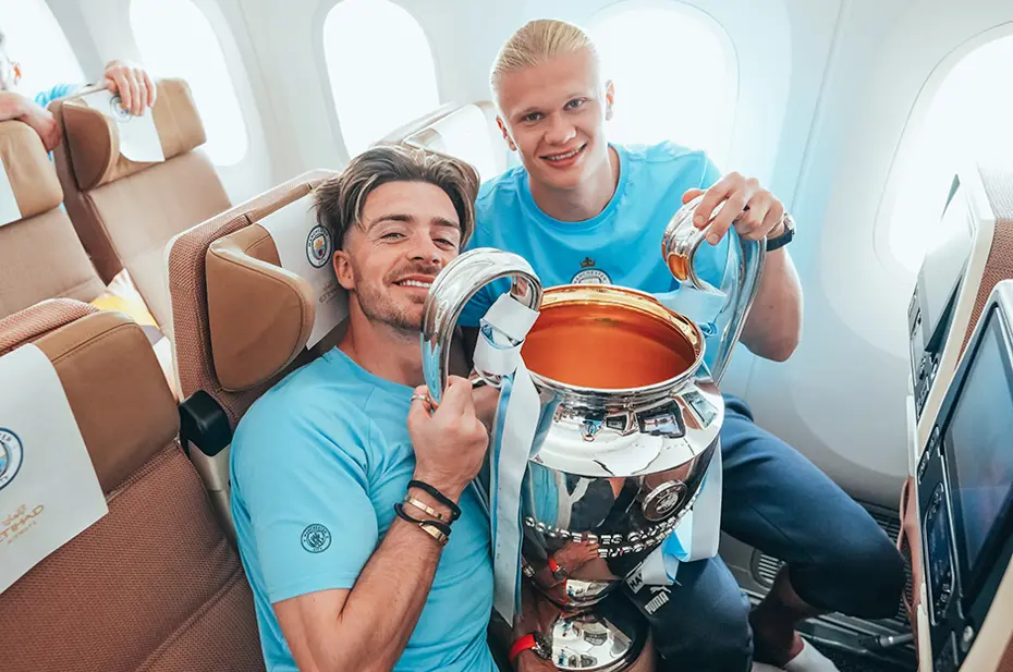 Şampiyon Manchester City İstanbul'dan ayrıldı, kupa uçakta da ellerinden düşmedi - 2