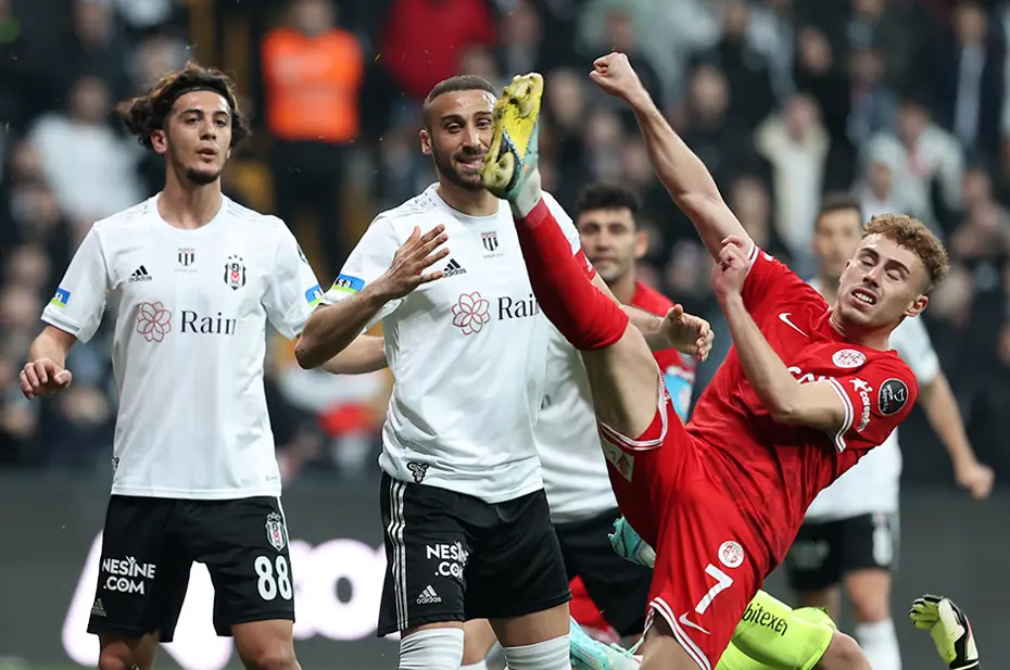 "Kimseye söylemeden, gizlice futbolu bırakmış gibi" - Spor yazarları Beşiktaş için ne dedi? - 5
