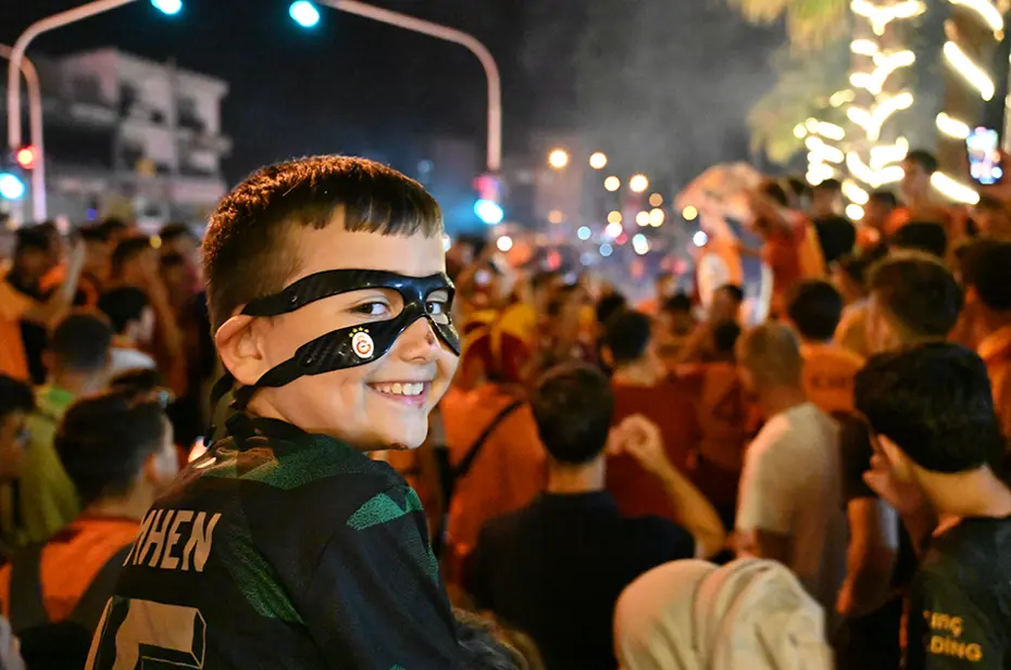 Galatasaraylı taraftarların şampiyonluk ve 5. yıldız kutlamalarından unutulmaz fotoğraflar - 41 Galatasaraylı taraftarların şampiyonluk ve 5. yıldız kutlamalarından unutulmaz fotoğraflar - 41