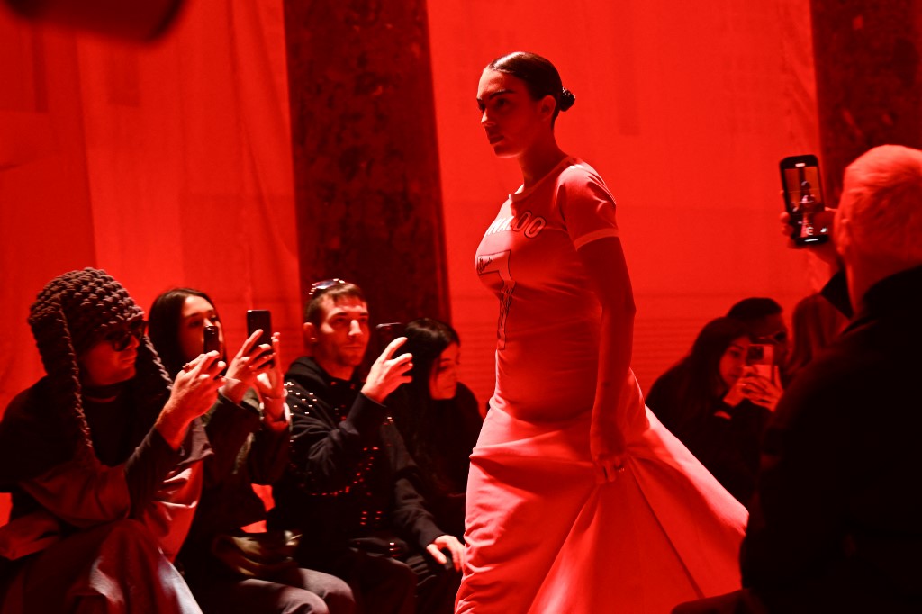 Ronaldo'nun sevgilisi Georgina'nın podyumda giydiği kıyafet geceye damga vurdu: Herkes şaşkınlıkla izledi