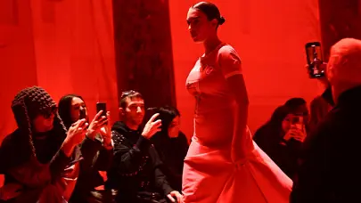 Ronaldo'nun sevgilisi Georgina'nın podyumda giydiği kıyafet geceye damga vurdu: Herkes şaşkınlıkla izledi