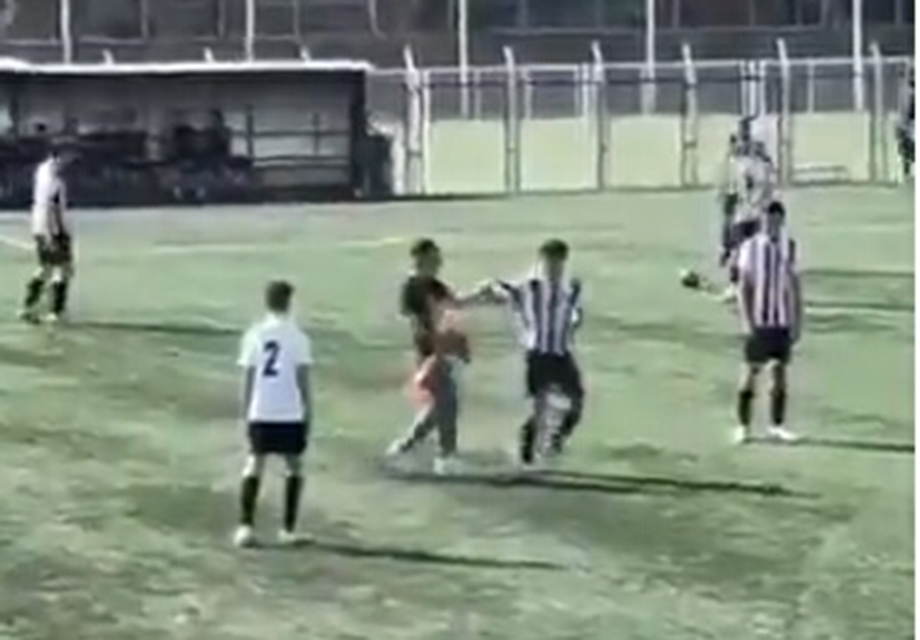 16 yaşındaki futbolculara saldıran holigan tutuklandı