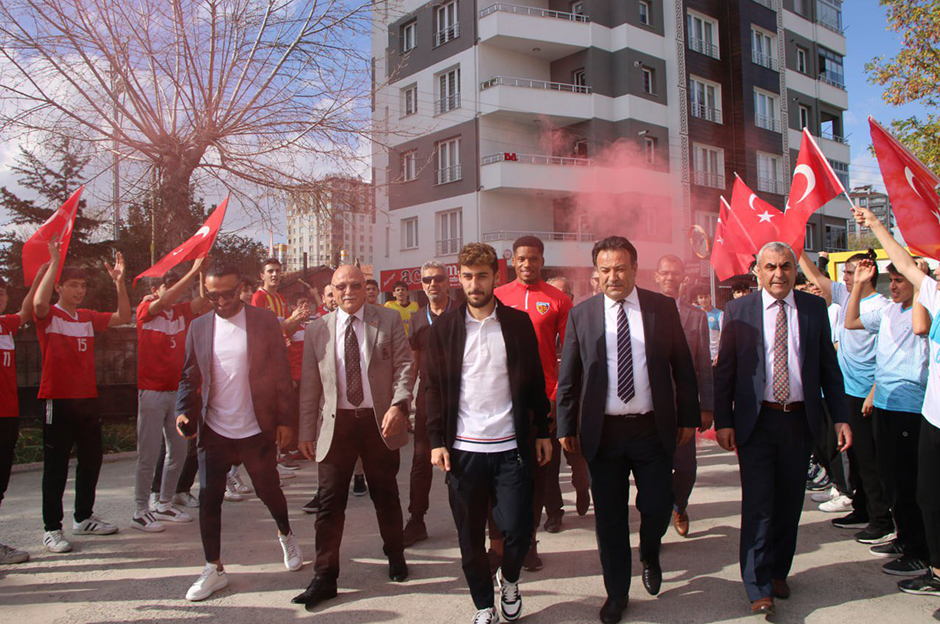 Kayserisporlu futbolcular Kartal Kayra Yılmaz ve Jeanvier öğrencilerle buluştu
