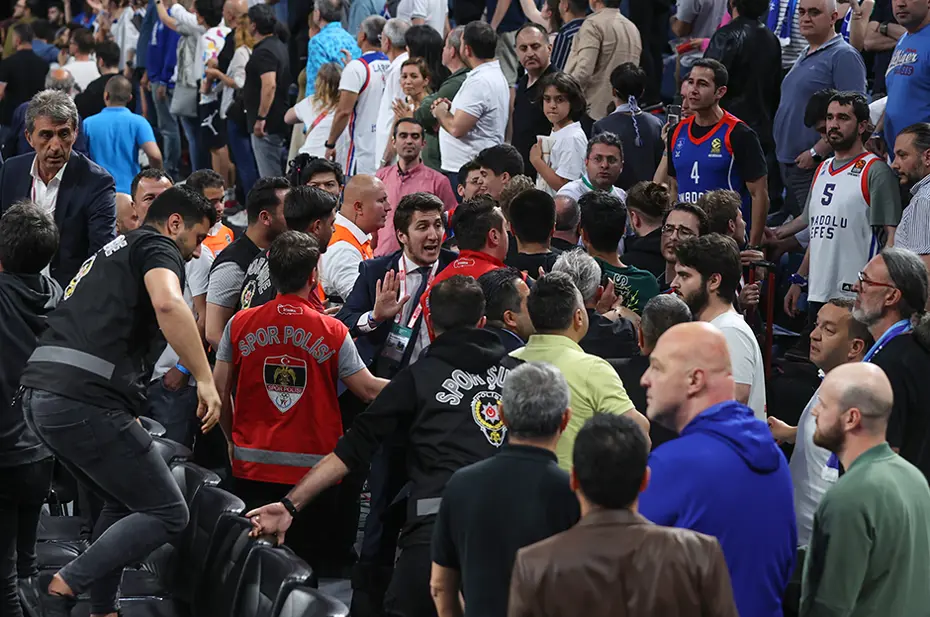 Anadolu Efes - Fenerbahçe maçının ardından ortalık karıştı - 4