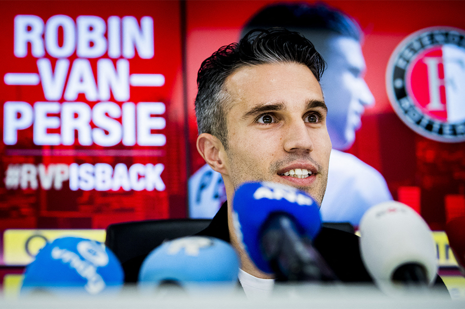 Robin van Persie yeni takımına imzayı attı