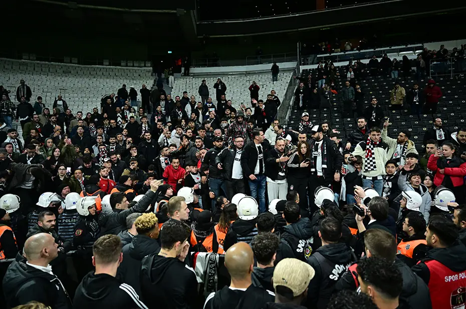 Beşiktaş'ta maç sonrası olay: Necip Uysal takımı sahaya çıkardı, olanlar oldu - 4