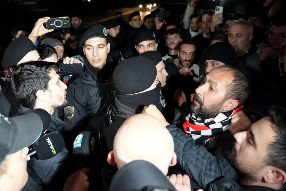 Beşiktaş kafilesine büyük tepki: Necip Uysal taraftarın isyanına cevap verdi - 3