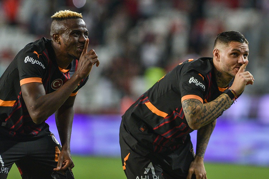 Osimhen'in sakatlığına tribündeki Icardi'den bomba tepki: Saniye saniye yayına yansıdı