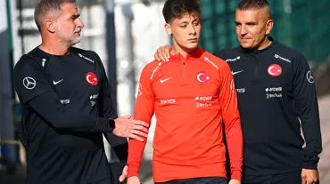İdman sırasında Stefan Kuntz ile Arda Güler arasında görüşme