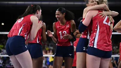 Brezilya'yı yenen ABD Kadın Voleybol Takımı, olimpiyatlarda finale yükseldi