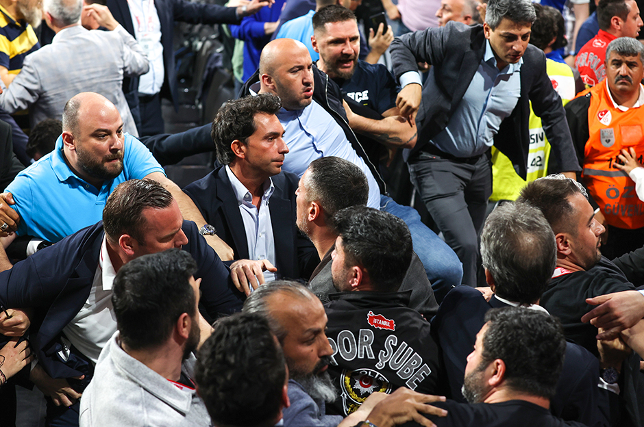 Anadolu Efes - Fenerbahçe maçının ardından ortalık karıştı