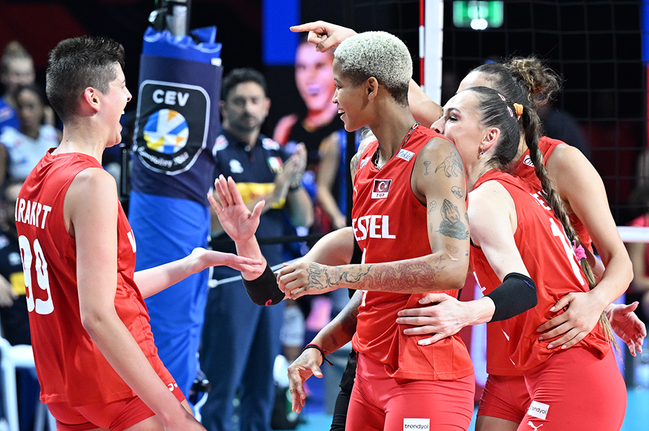 Avrupa Şampiyonu Filenin Sultanları yurda döndü