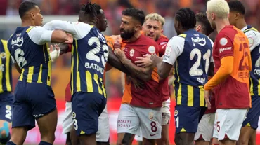 Derbide ortalık bir anda karıştı: Kartlar havada uçuştu