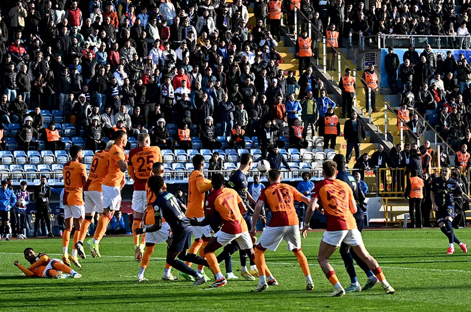Galatasaray'ın yeni stoperi performansıyla tam not aldı - 3