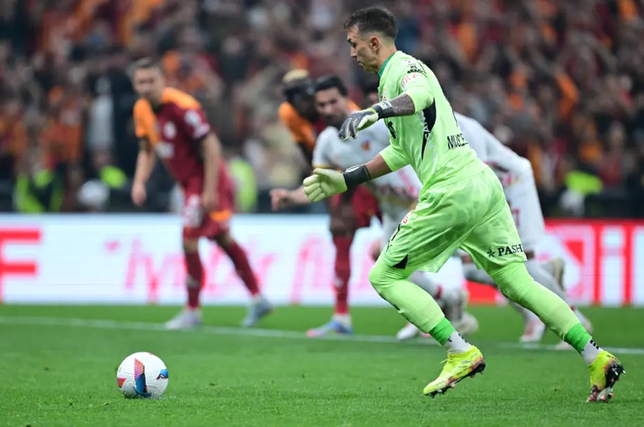 Kayserispor kalecisinden gece yarısı flaş penaltı açıklaması: Muslera'ya tek cümle etmiş - 3 Kayserispor kalecisinden gece yarısı flaş penaltı açıklaması: Muslera'ya tek cümle etmiş - 3