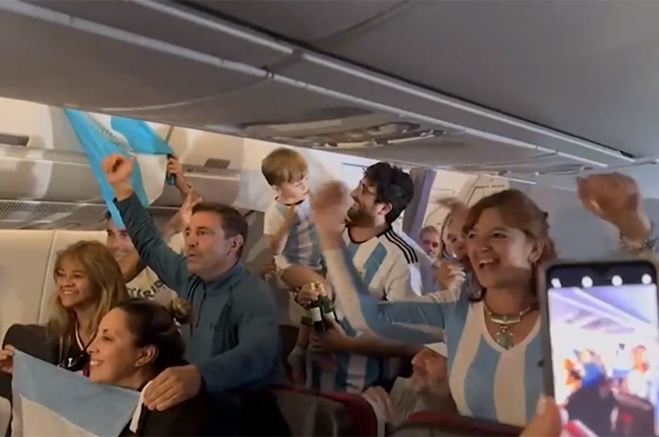 THY uçağında Dünya Kupası finali coşkusu