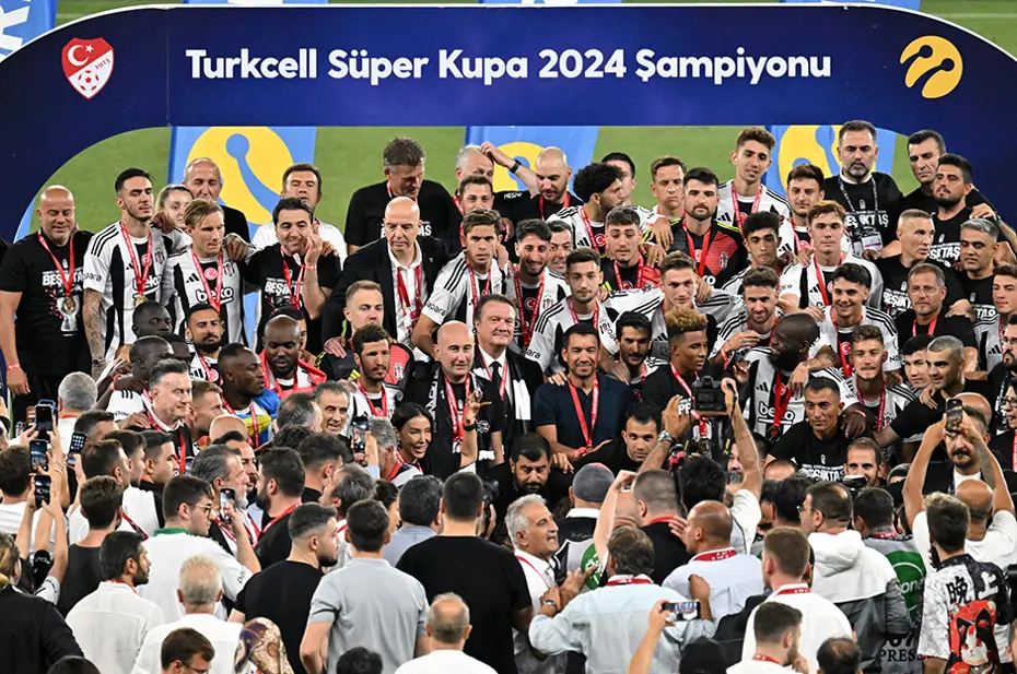 Beşiktaş'ın tarihi zaferi Avrupa'da manşetlerde: "Van Bronckhorst, Galatasaray'ı katletti" - 14