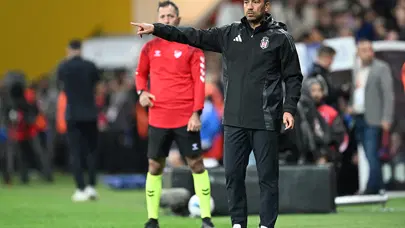 Van Bronckhorst'tan forvet kararı: Immobile'nin yerine oynayacak isim belli oldu