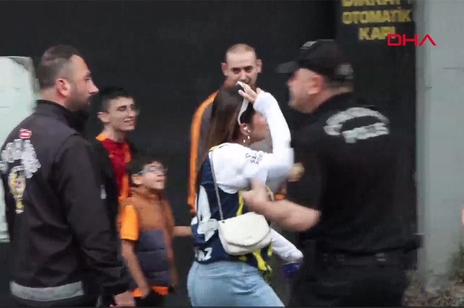 Fenerbahçe formalı taraftara Florya'da tepki