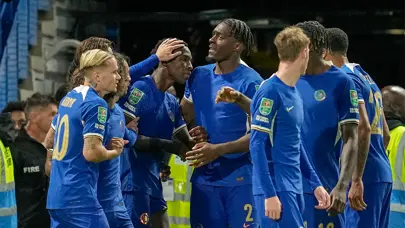 Arsenal ve Chelsea tek golle turladı