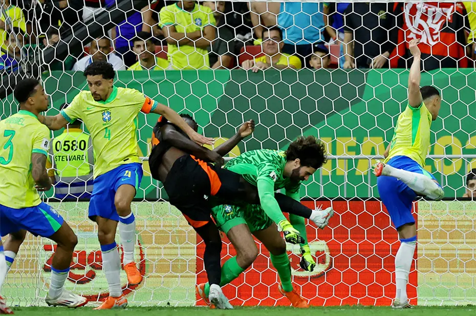 Davinson Sanchez bilinç kaybı yaşadı, teknik direktörün kararı çıldırttı: Galatasaray'da derbi öncesi yürekler ağza geldi - 4