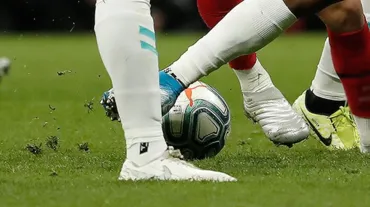 Irkçı söylemler maçı durdurdu