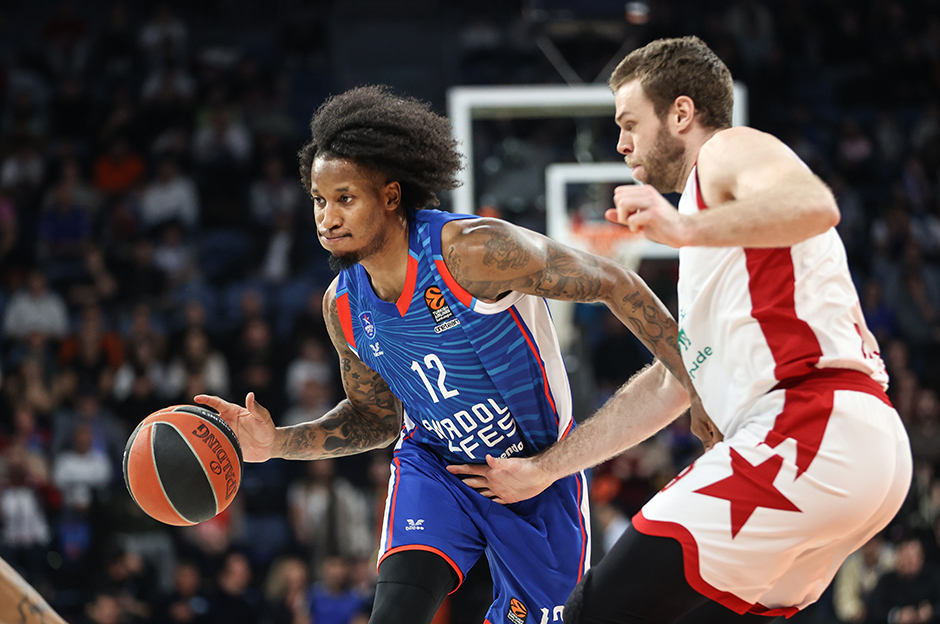 Anadolu Efes evinde Milan'a geçit vermedi