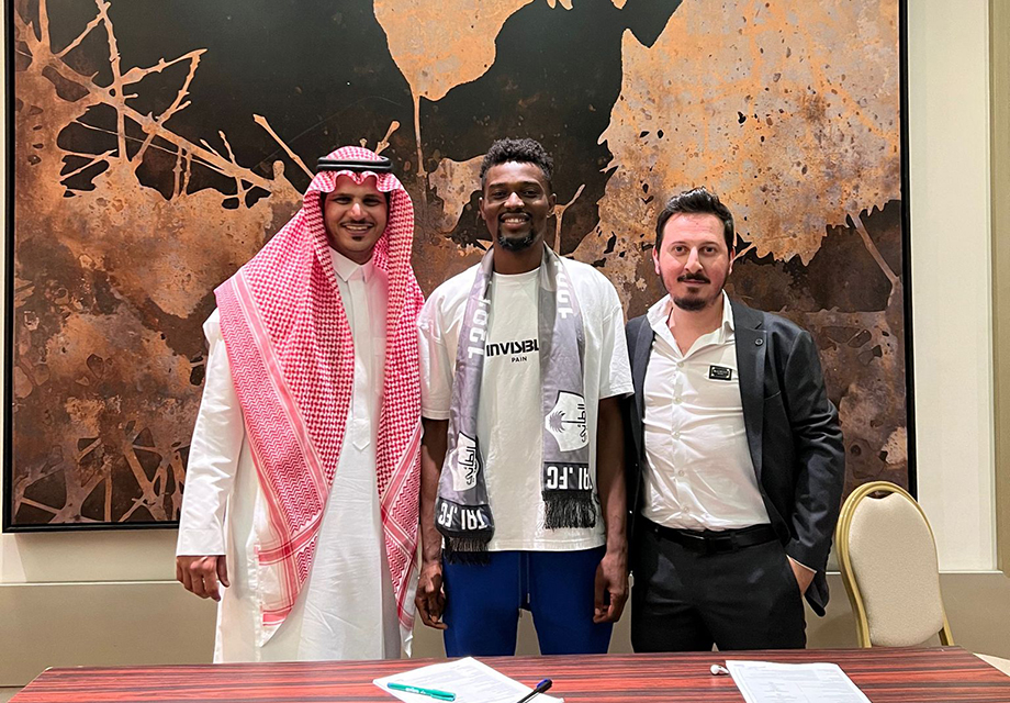 Bernard Mensah, yeni takımıyla sözleşme imzaladı