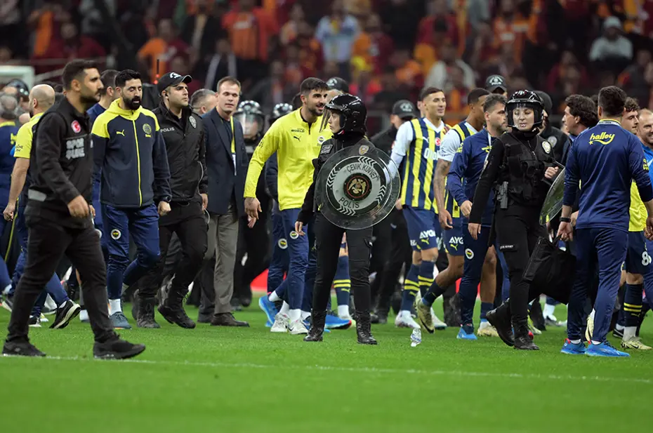 Olaylı Galatasaray - Fenerbahçe derbisindeki hakaret davasında yeni gelişme - 3 Olaylı Galatasaray - Fenerbahçe derbisindeki hakaret davasında yeni gelişme - 3