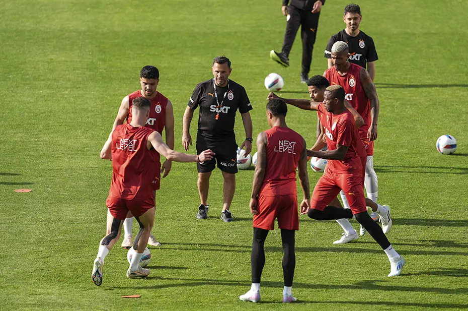 Galatasaray antrenmanında talihsiz an - 12 Galatasaray antrenmanında talihsiz an - 12