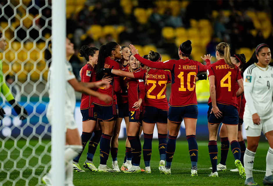 İspanya ve İsviçre galibiyetle başladı