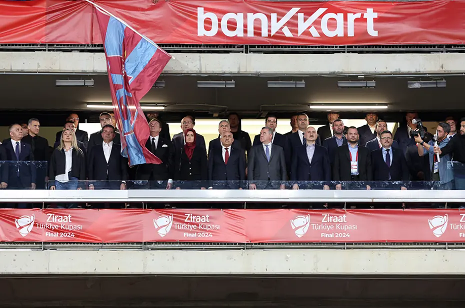 Beşiktaş - Trabzonspor maçı öncesi protokol tribününde bayrak krizi - 2