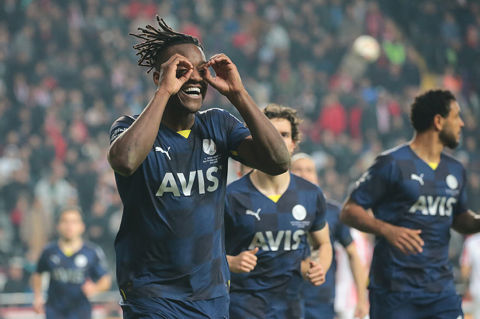 Kanarya 'Batsman'le havalandı; derbi öncesi moral buldu!