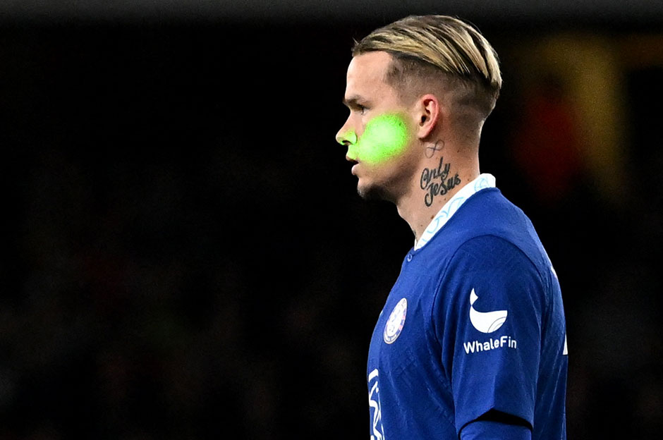 Derbide futbolcuya lazer tutmanın cezası ağır oldu