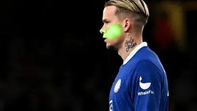 Derbide futbolcuya lazer tutmanın cezası ağır oldu