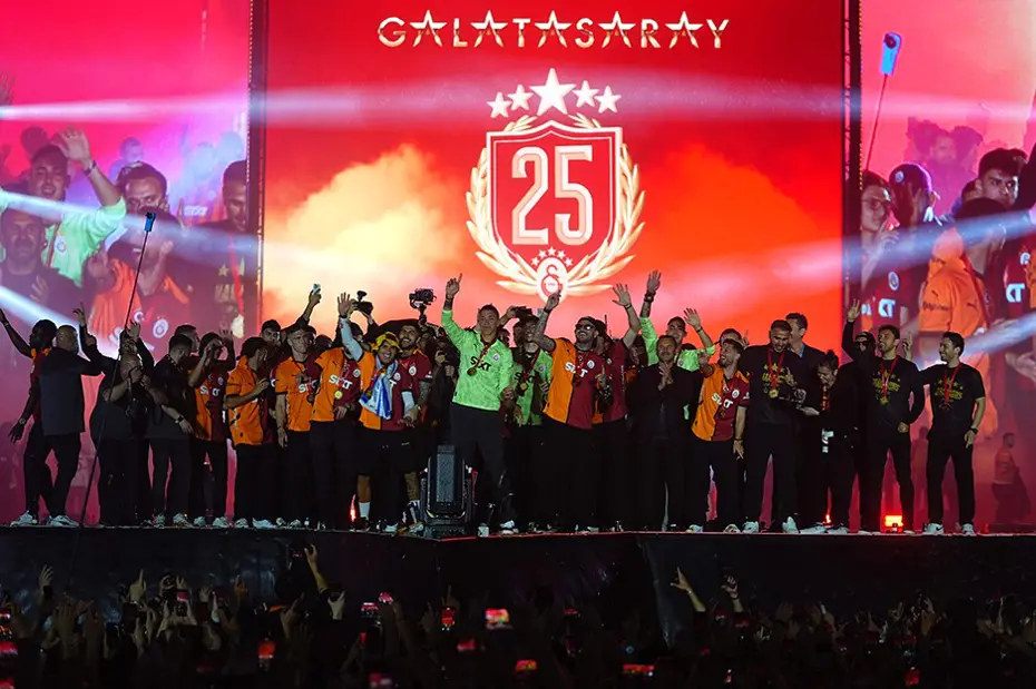Galatasaray, Süper Lig kupasına kavuştu - 12