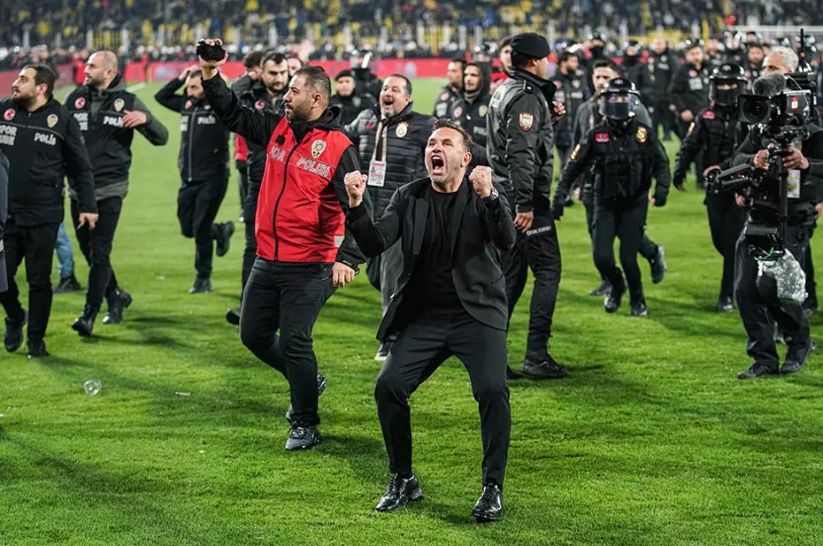 "Okan Buruk, Mourinho'yu yine imha etti" | Spor yazarları Fenerbahçe-Galatasaray derbisi için ne dedi? - 11 "Okan Buruk, Mourinho'yu yine imha etti" | Spor yazarları Fenerbahçe-Galatasaray derbisi için ne dedi? - 11
