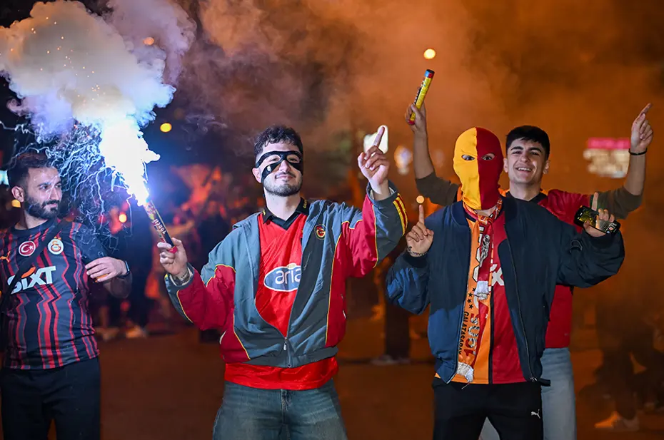 Galatasaraylı taraftarların şampiyonluk ve 5. yıldız kutlamalarından unutulmaz fotoğraflar - 17 Galatasaraylı taraftarların şampiyonluk ve 5. yıldız kutlamalarından unutulmaz fotoğraflar - 17