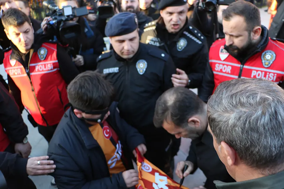 Mourinho'ya pankartlı gönderme: Okan Buruk'la birlikte poz verdiler - 2